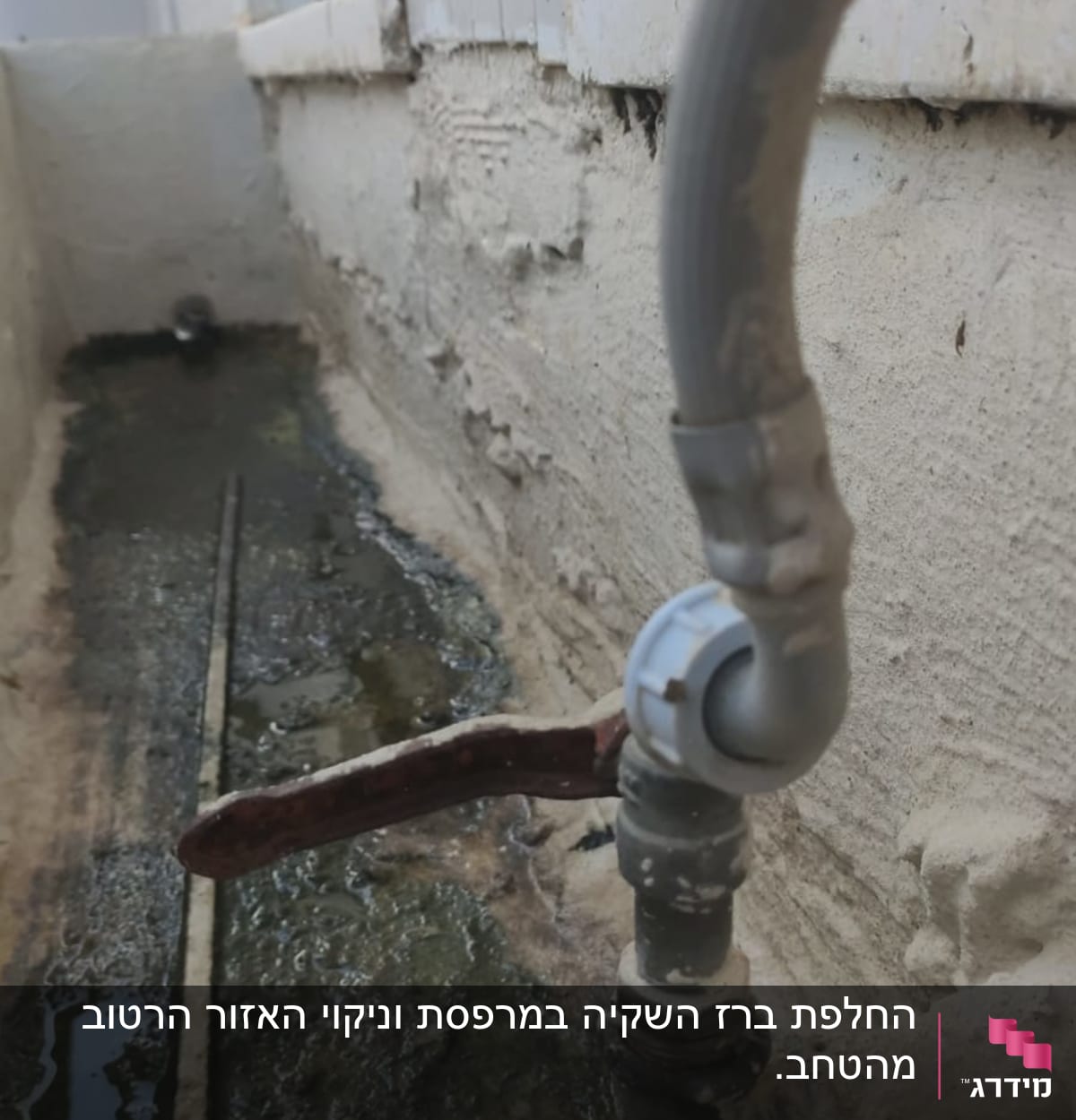 ברז מים עם צינור מחובר לקיר